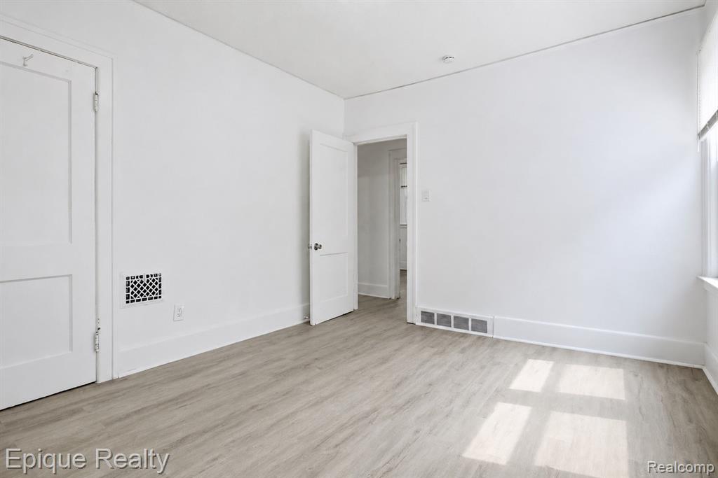 5045 Fairview Street Property Photo 21