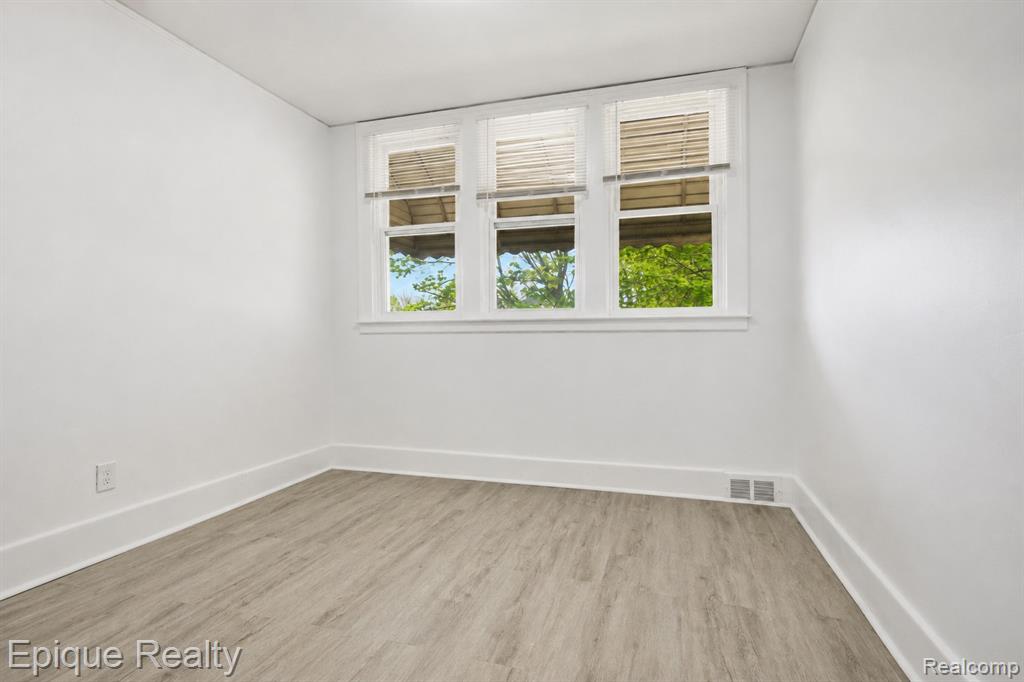 5045 Fairview Street Property Photo 23