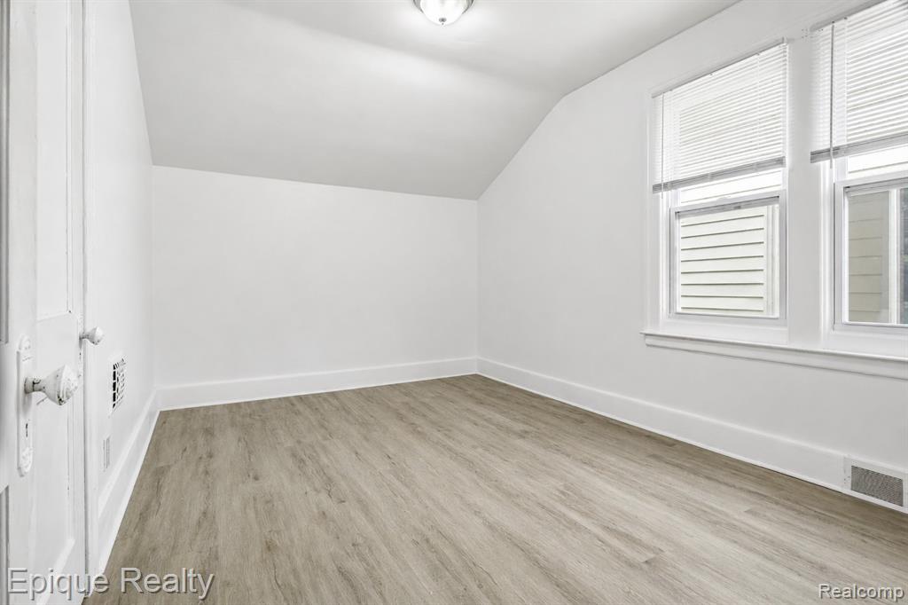 5045 Fairview Street Property Photo 25
