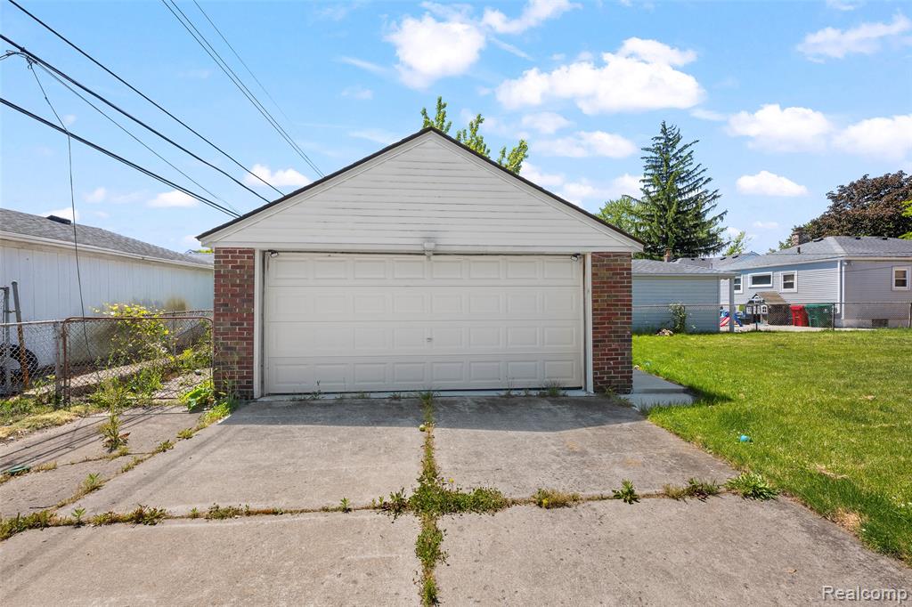 24740 Saxony Avenue Property Photo 8