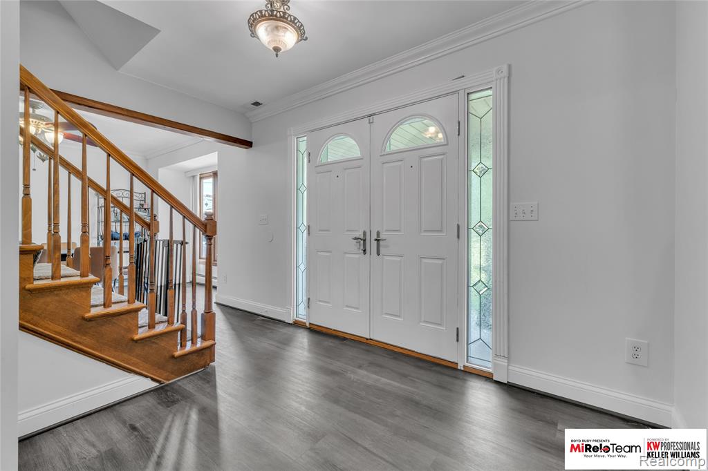 9844 Pine Knob Road Property Photo 4