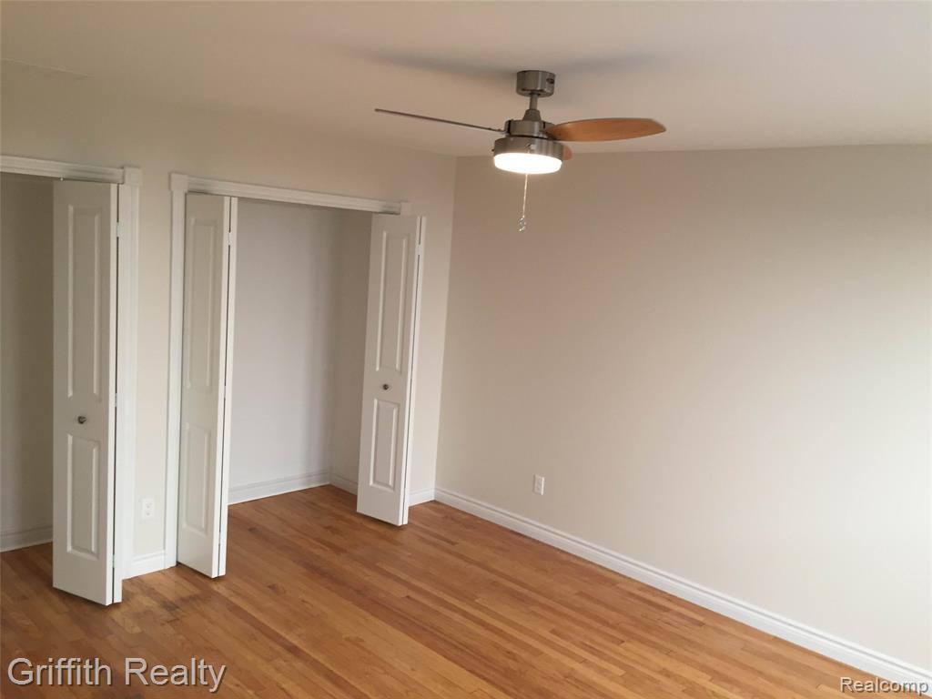 315 E Grand River Avenue Property Photo 14