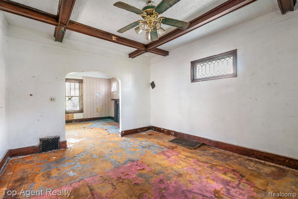 195 Eason Street Property Photo 8