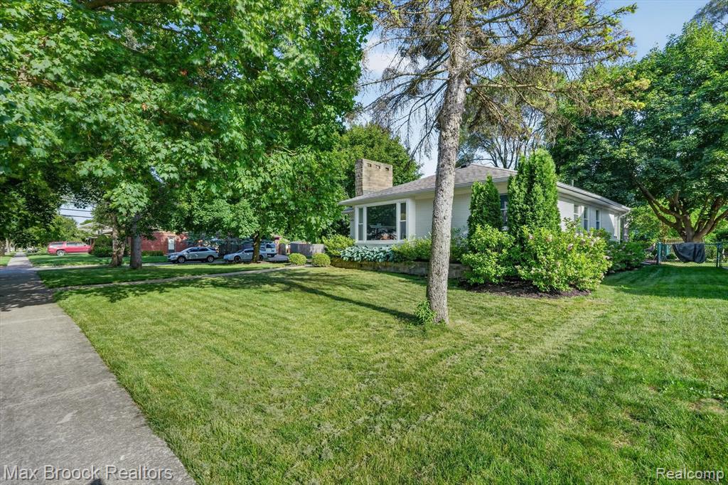 1124 E Windemere Avenue Property Photo 2
