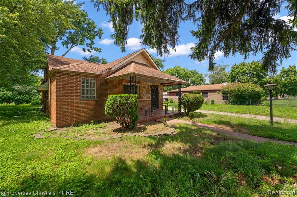 20127 Birwood Street Property Photo 4
