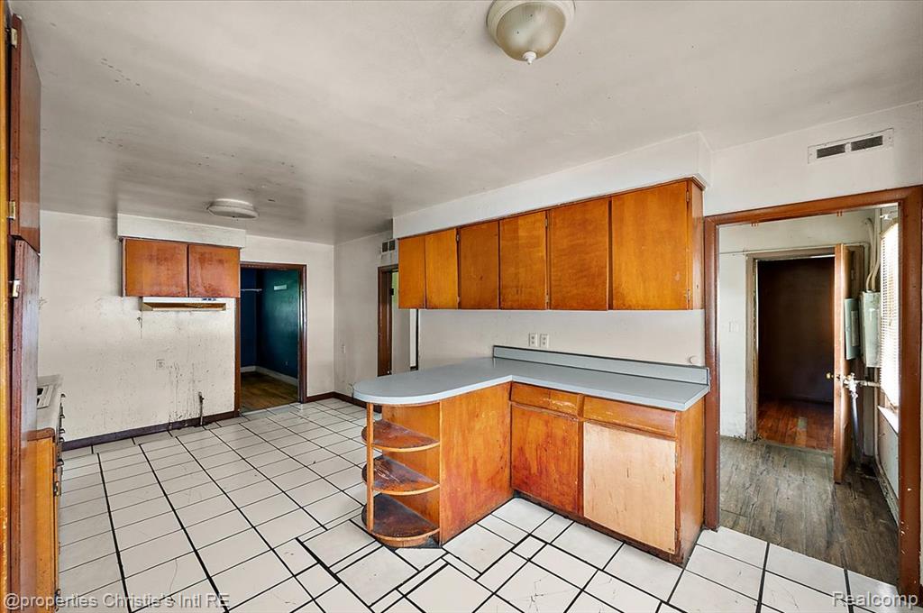 20127 Birwood Street Property Photo 16