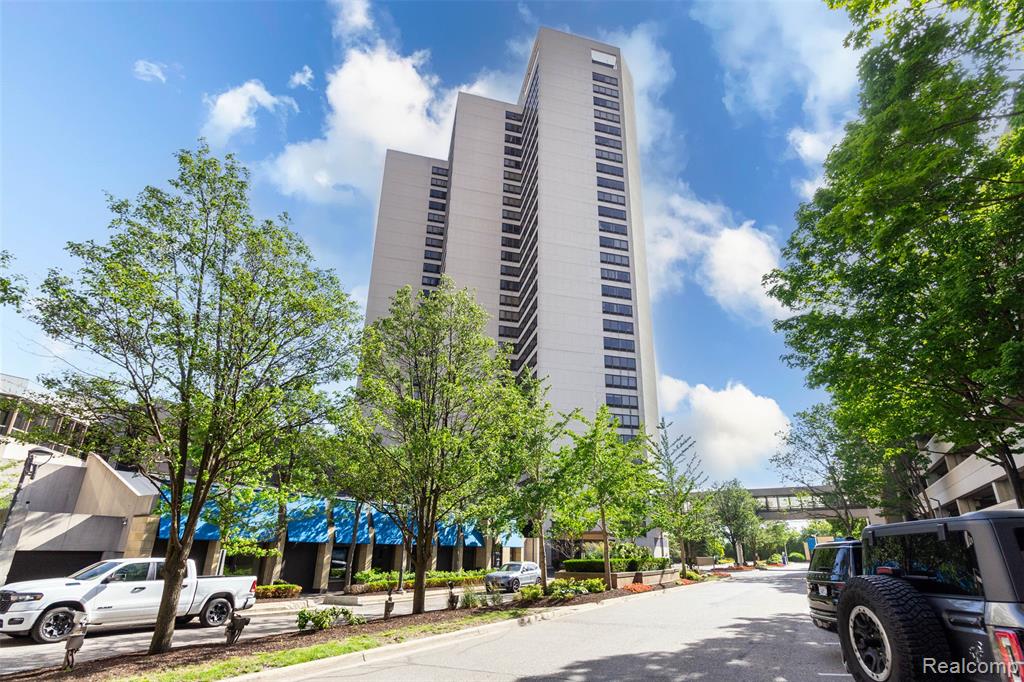 300 W Jefferson Avenue