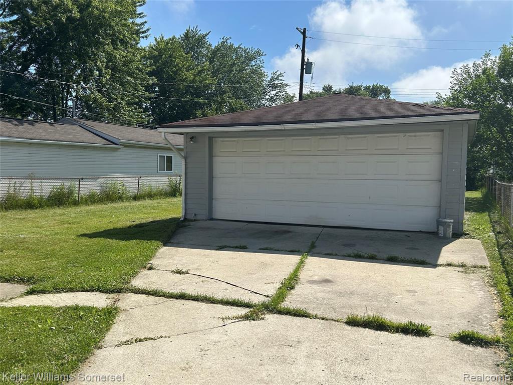 23076 Melrose Avenue Property Photo 4