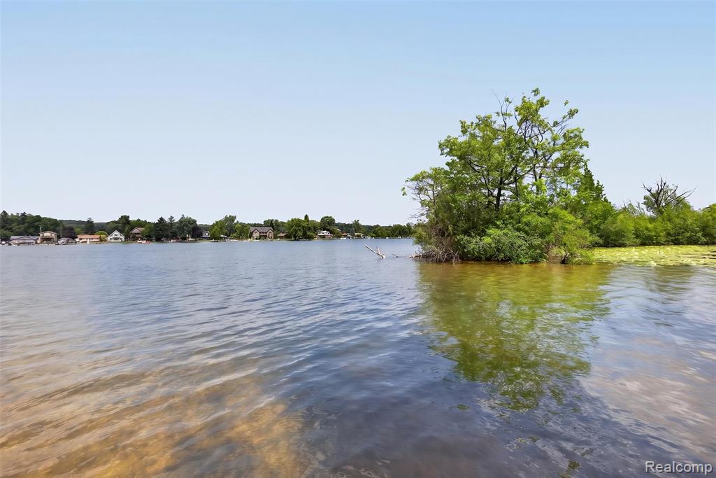 Vac Island On Pontiac Lake Property Photo 5