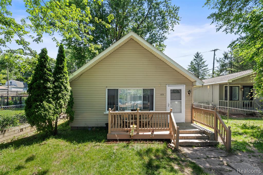 1325 E Lake Drive Property Photo 1