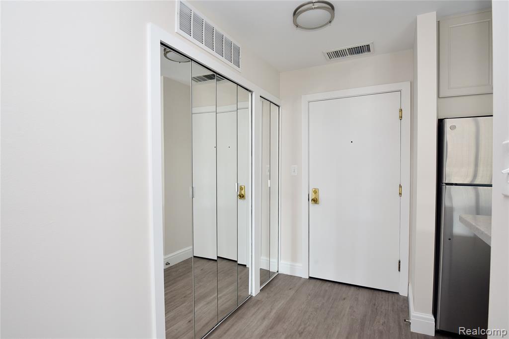 211 E Merrill Street Property Photo 4