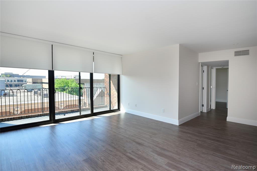 211 E Merrill Street Property Photo 6