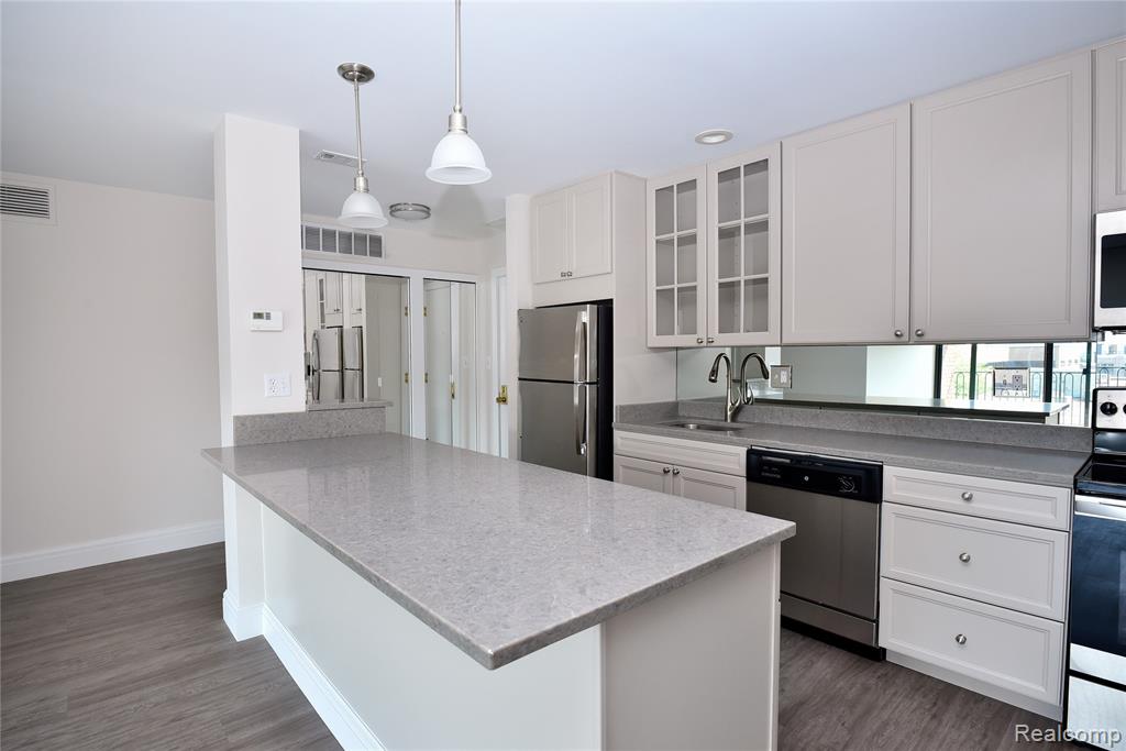 211 E Merrill Street Property Photo 8
