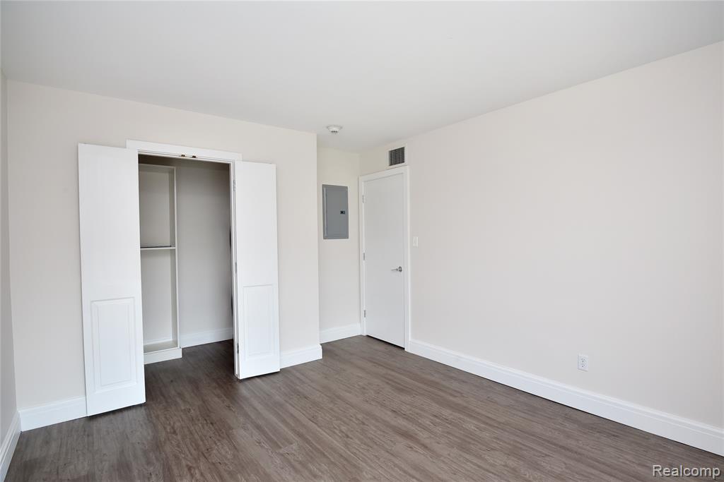 211 E Merrill Street Property Photo 9