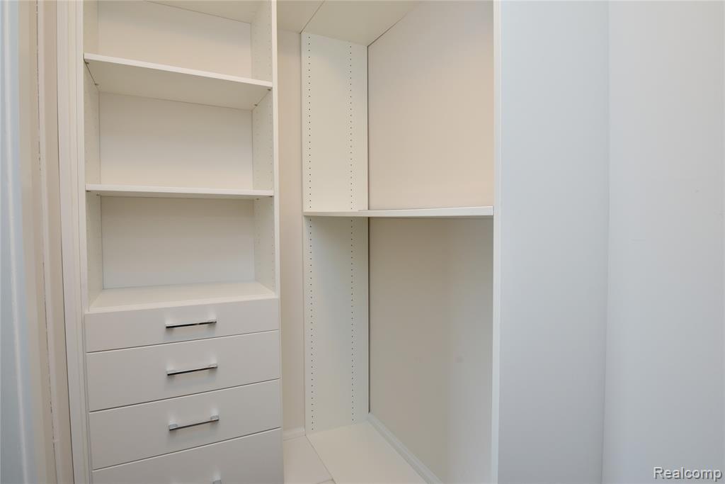 211 E Merrill Street Property Photo 10