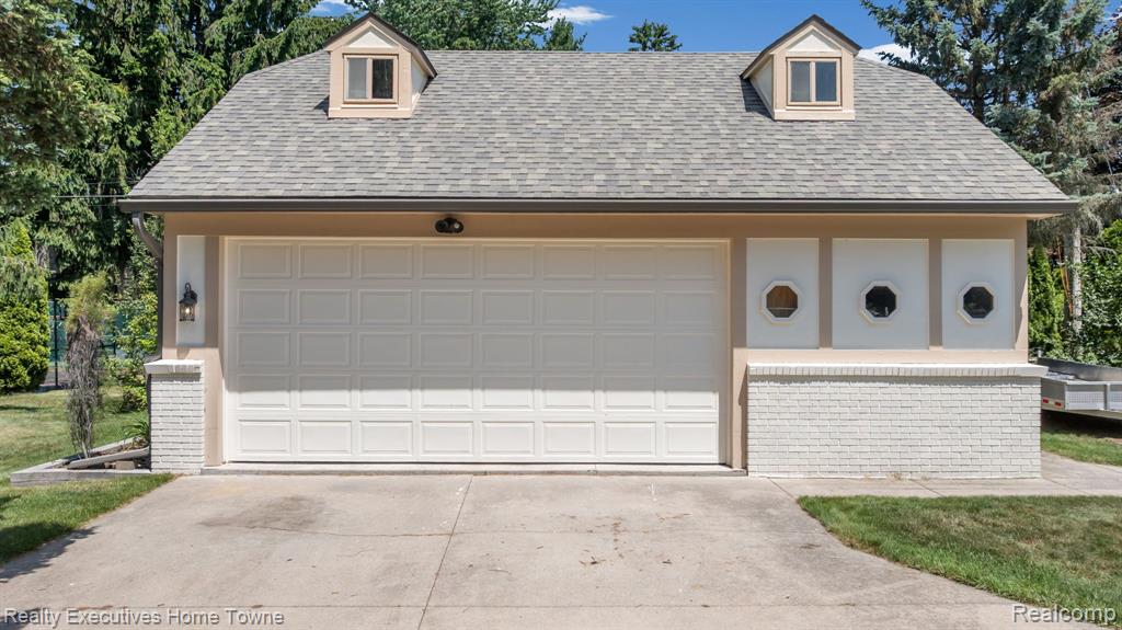 8308 Lakeshore Property Photo 3
