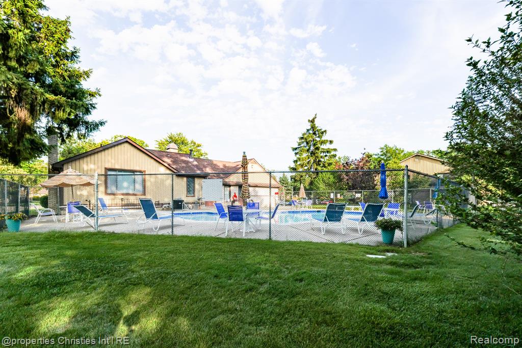 41678 Bedford Drive Property Photo 6