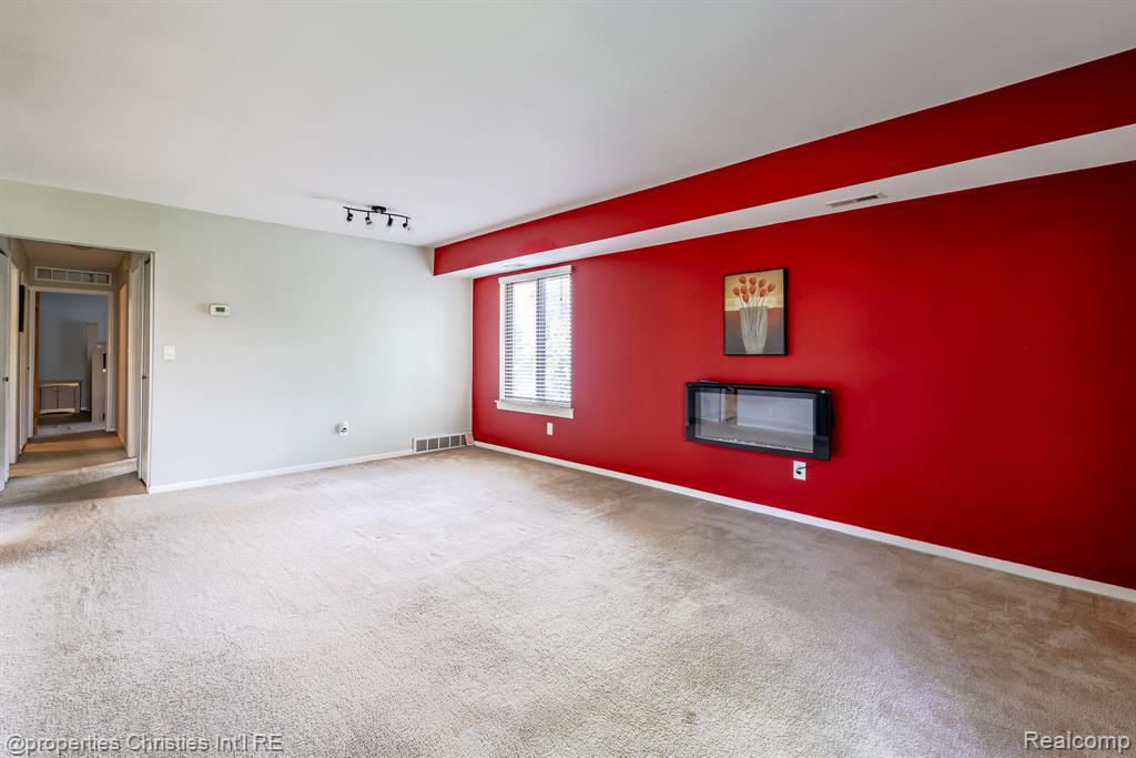 41678 Bedford Drive Property Photo 9