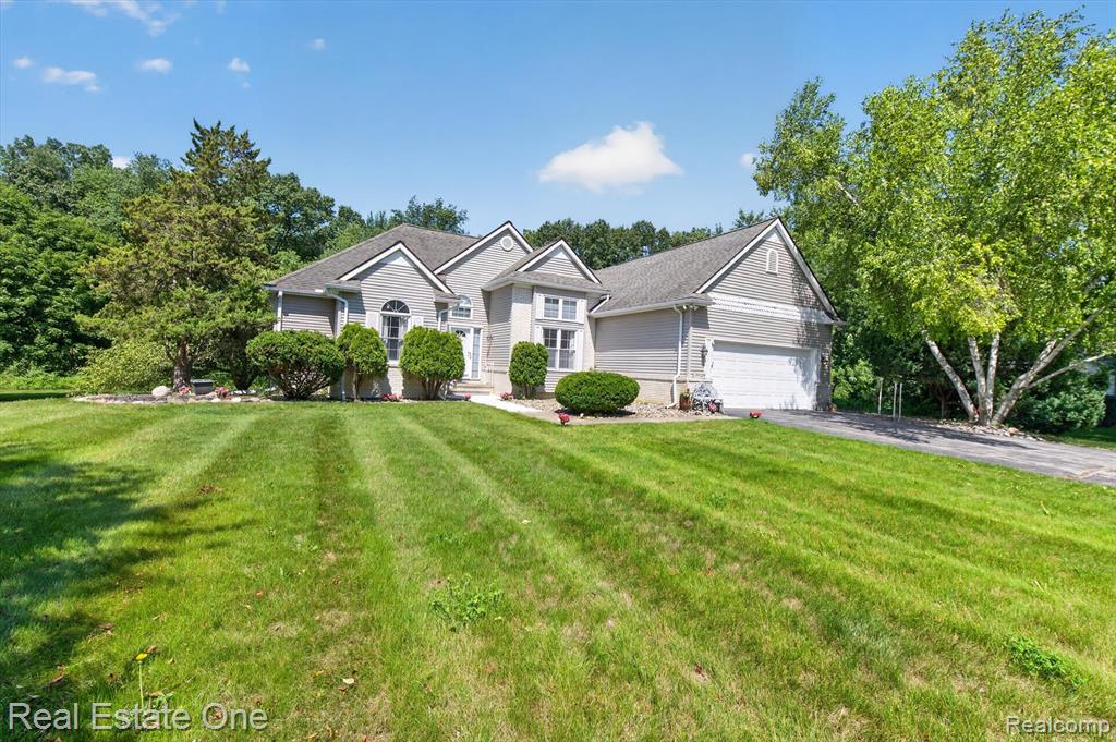 5128 Queensway Property Photo 3