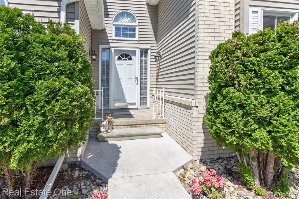 5128 Queensway Property Photo 5