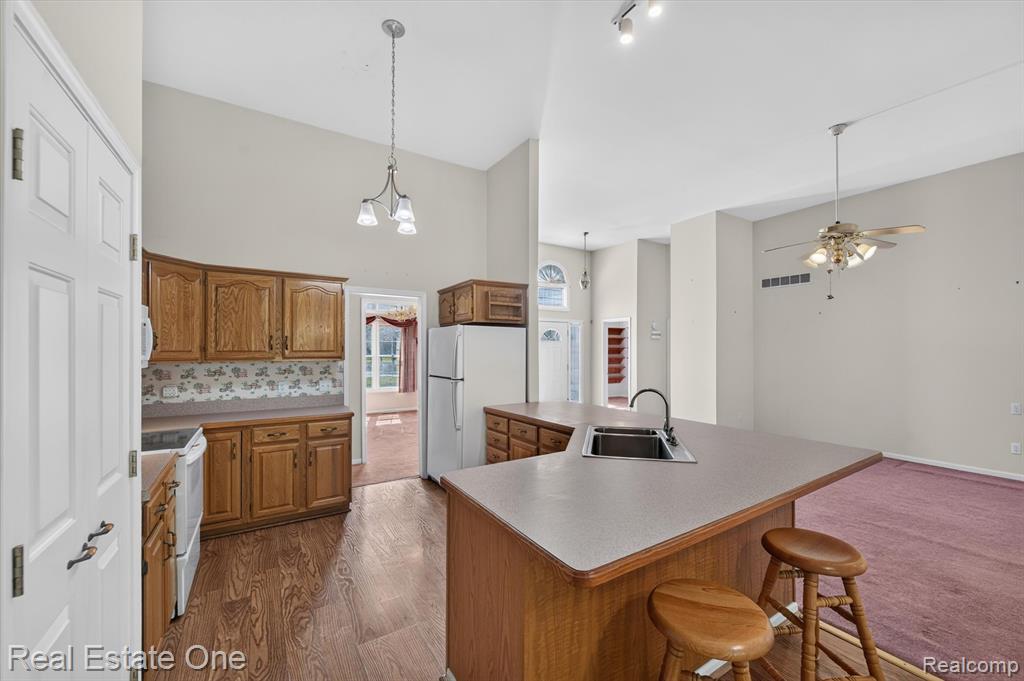 5128 Queensway Property Photo 12