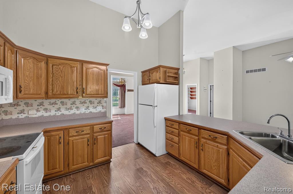 5128 Queensway Property Photo 14