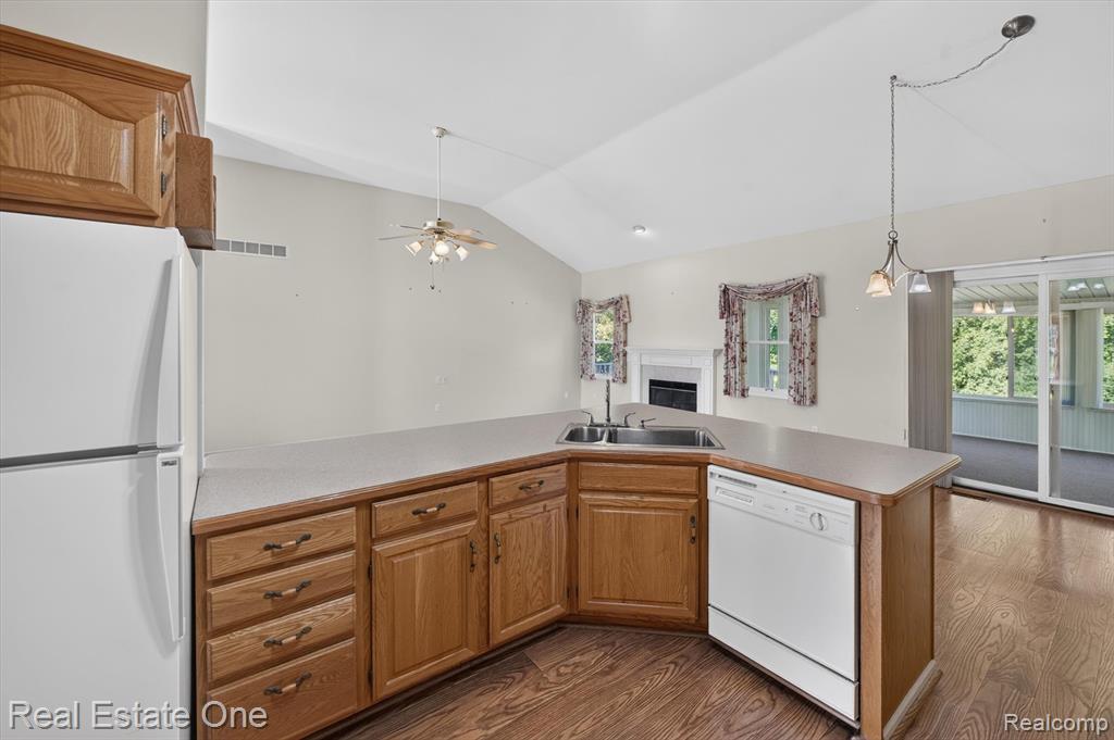 5128 Queensway Property Photo 15