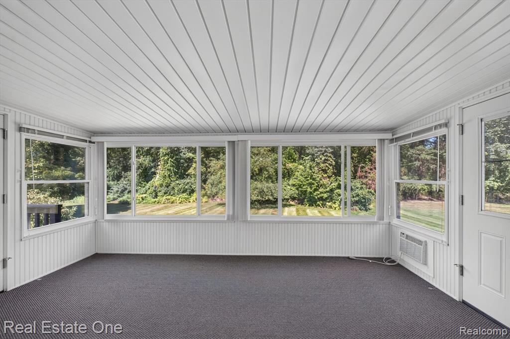 5128 Queensway Property Photo 20