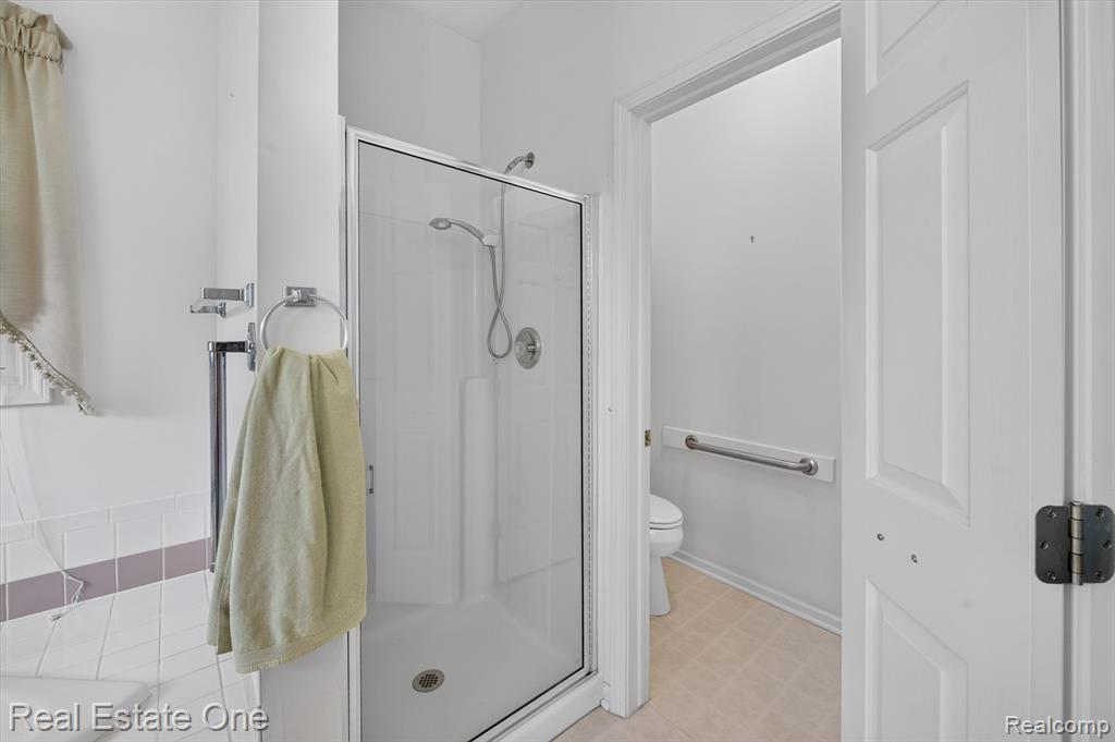 5128 Queensway Property Photo 28