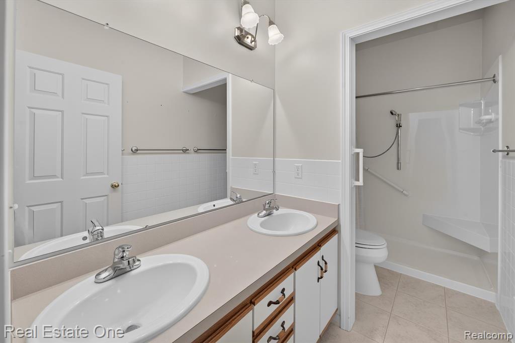 5128 Queensway Property Photo 34