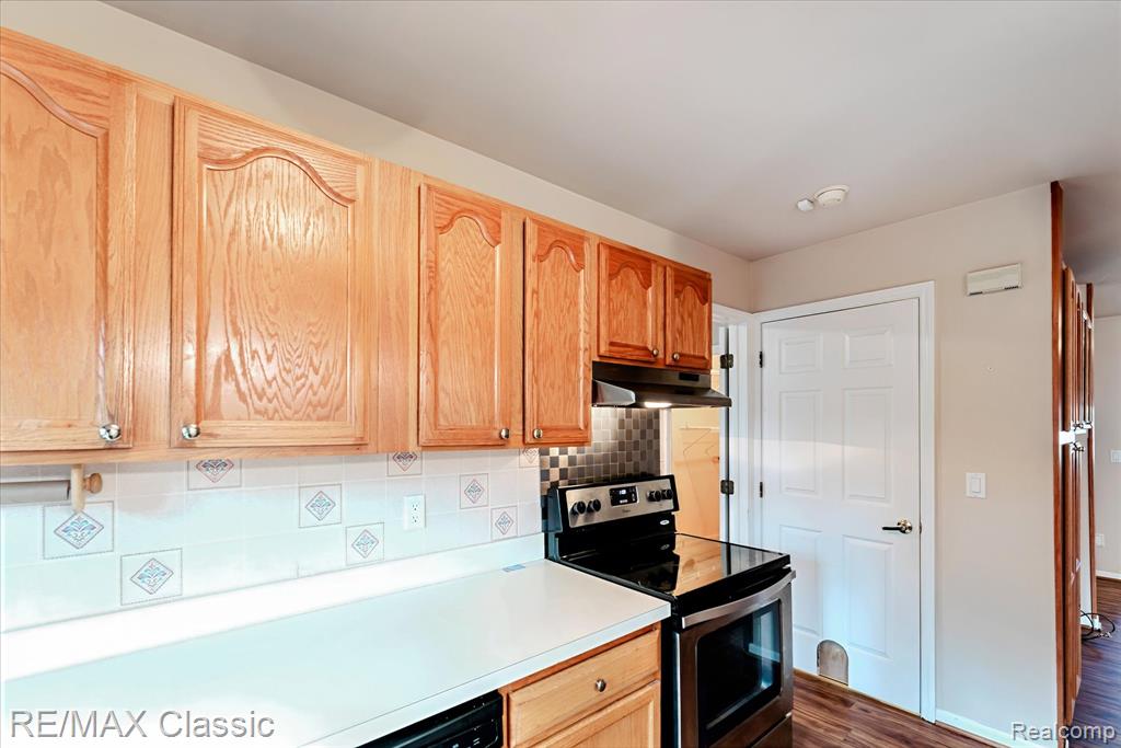 9039 Lake E Road Property Photo 17