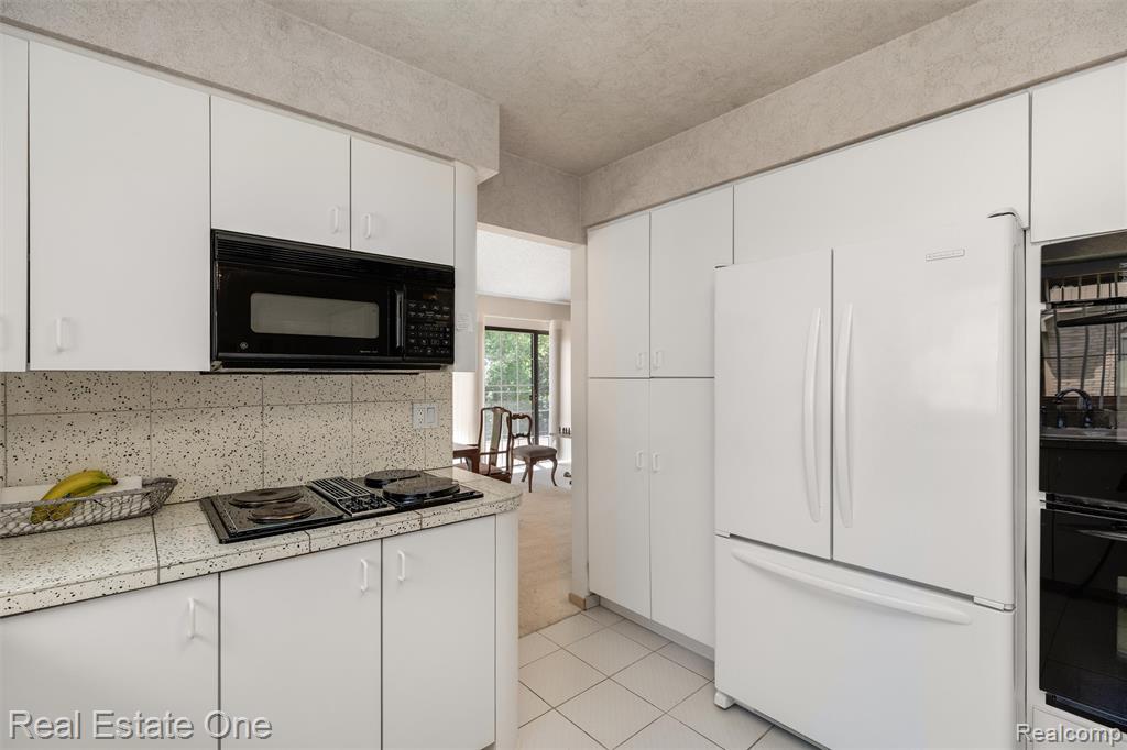 6273 Celeste Road Property Photo 9