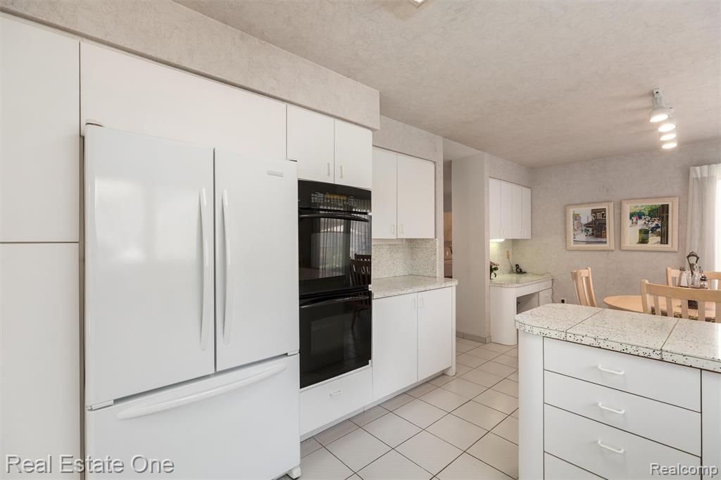 6273 Celeste Road Property Photo 10