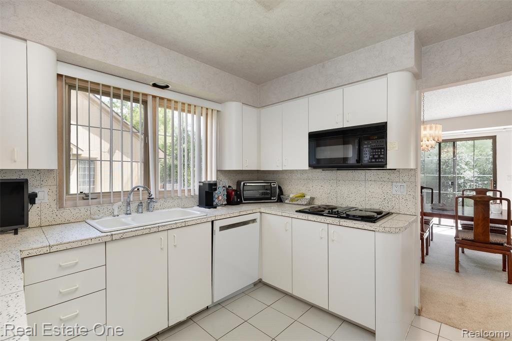 6273 Celeste Road Property Photo 11