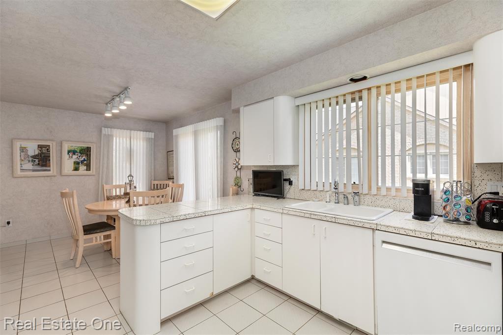 6273 Celeste Road Property Photo 12