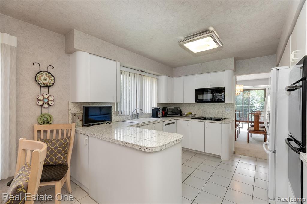 6273 Celeste Road Property Photo 13