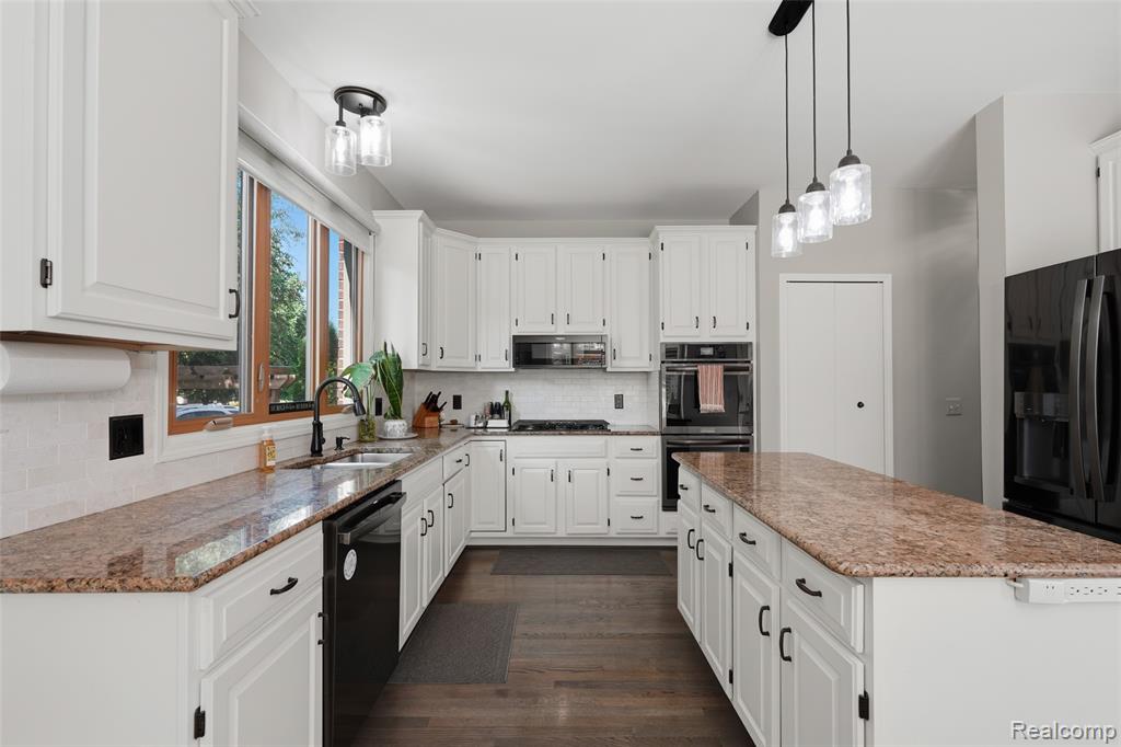 54856 Whitby Way Property Photo 16