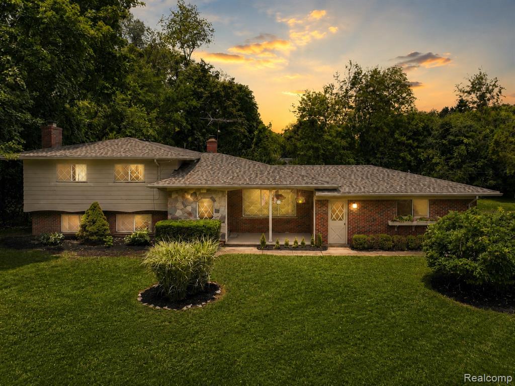 6970 Wing Lake Road Property Photo 1