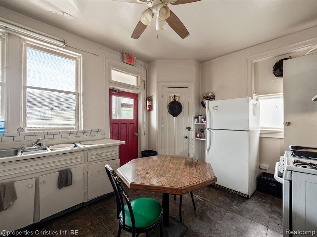 485 E Grand Boulevard Property Photo 5