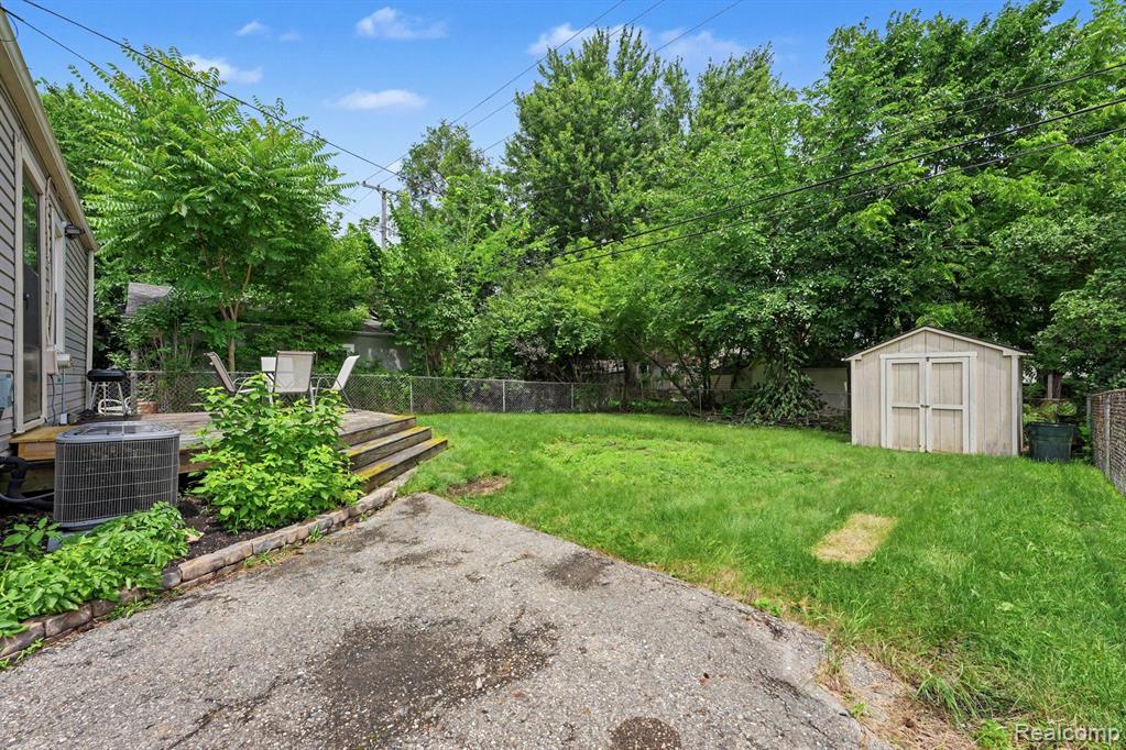 2904 Crooks Road Property Photo 2