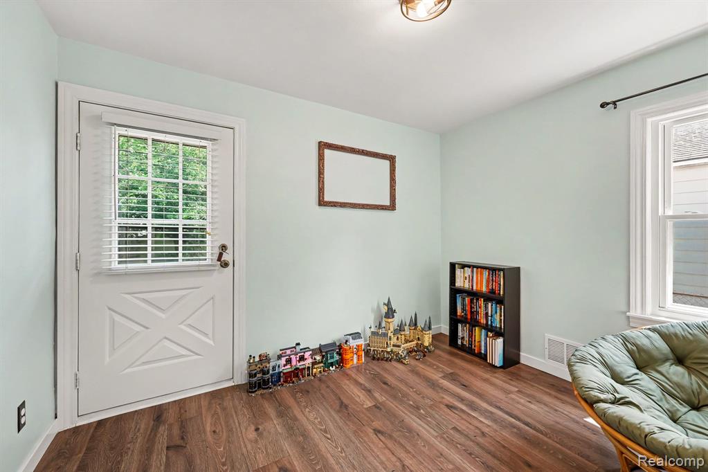 2904 Crooks Road Property Photo 16