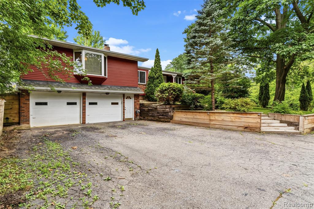 7313 River Road Property Photo 5