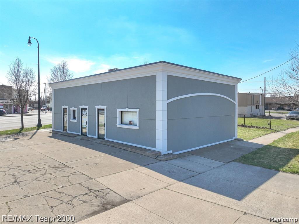 10306 Dix Property Photo 6