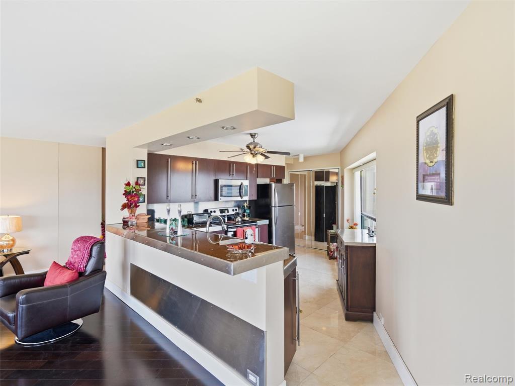5000 Town Center Property Photo 8
