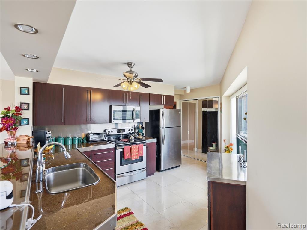 5000 Town Center Property Photo 10