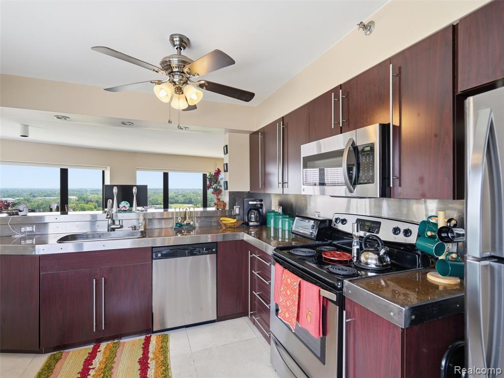 5000 Town Center Property Photo 11