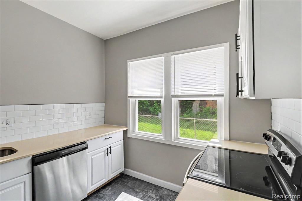 2731 & 2733 Elmhurst Street Property Photo 8