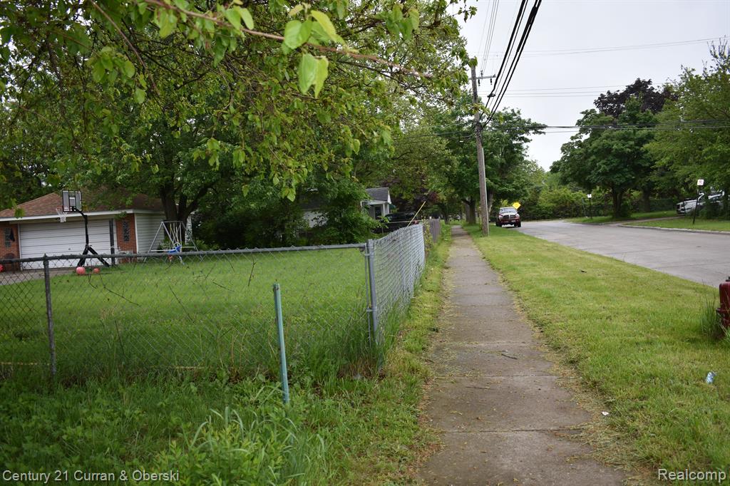 5910 N Waverly Street Property Photo 3