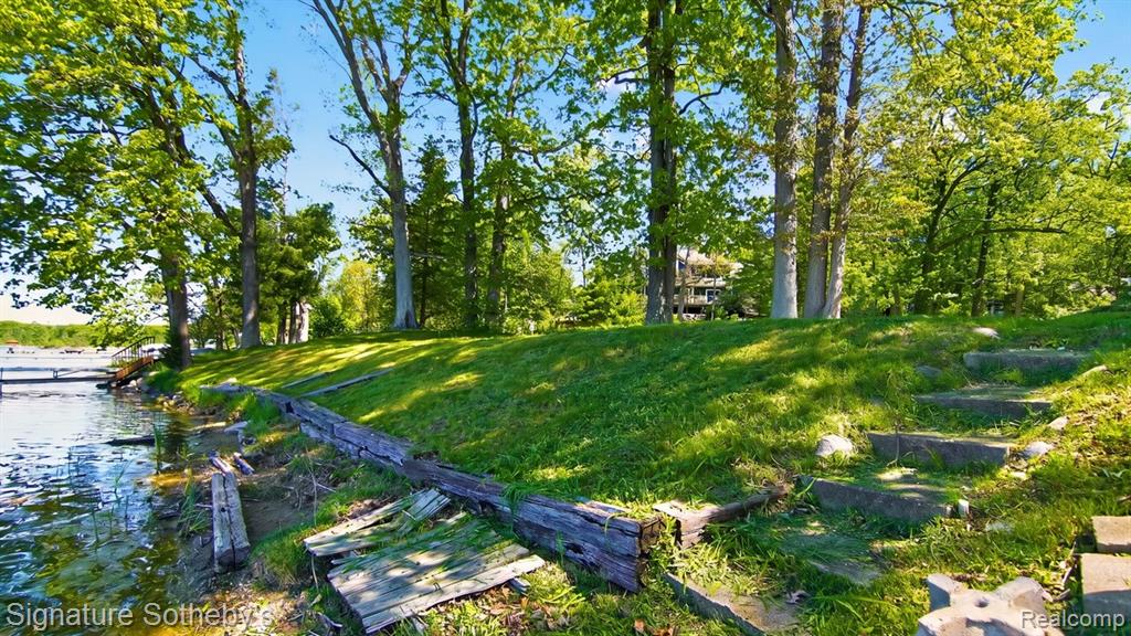 9485 Lakeview Drive Property Photo 3
