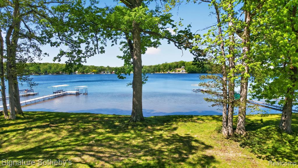9485 Lakeview Drive Property Photo 8